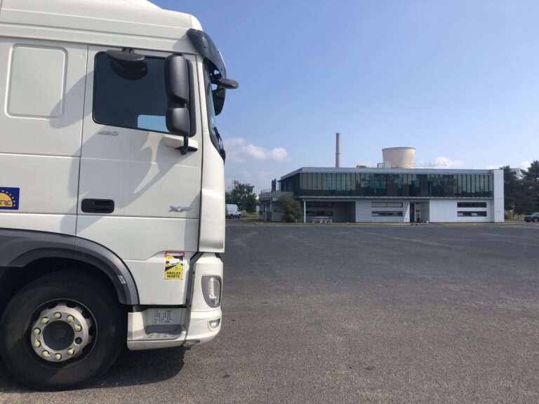 camion au premier plan avec les locaux du siège de saint avold en arrière plan