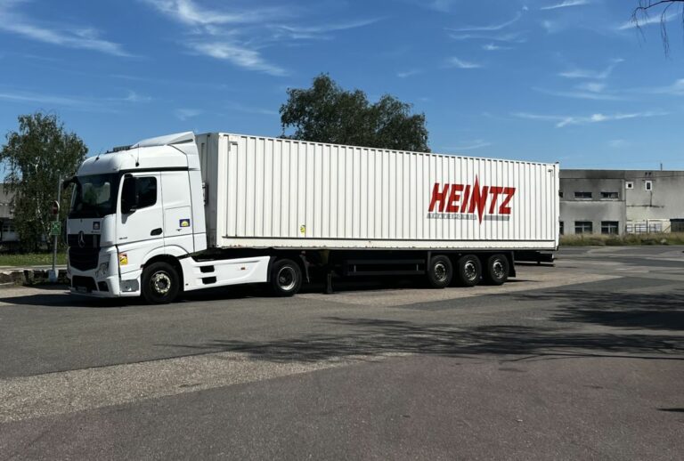 Le camion d'Heintz Transport avec notre entrepôt en fond