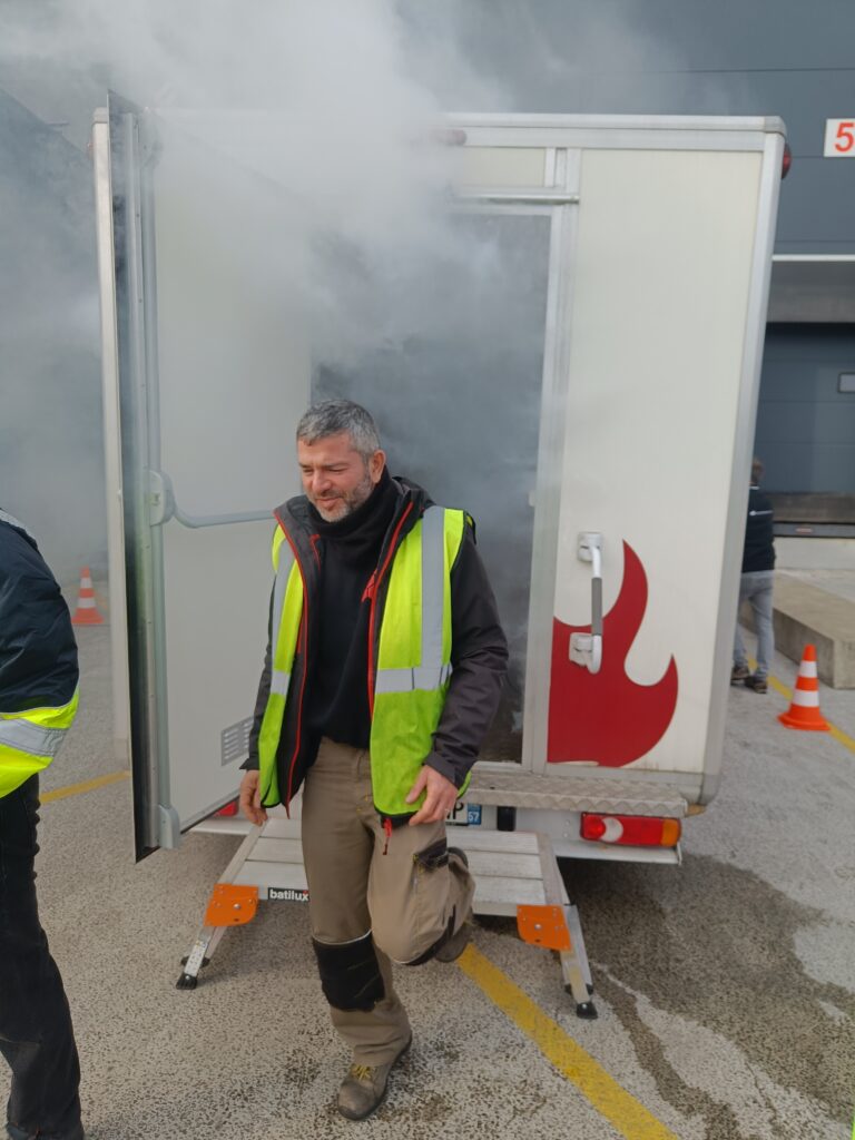 Fin de la formation incendie : nos collaborateurs sortent du véhicule 