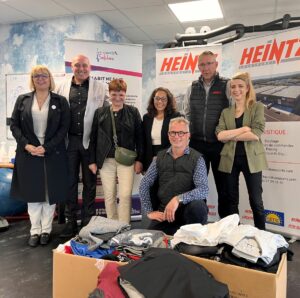 Remise de notre collecte de vêtements à La cravate solidaire