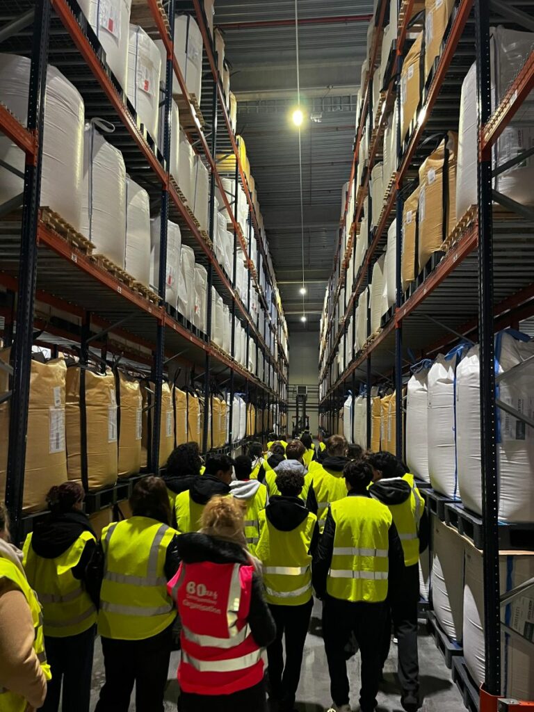 Jeunes lycéens dans l'entrepôt