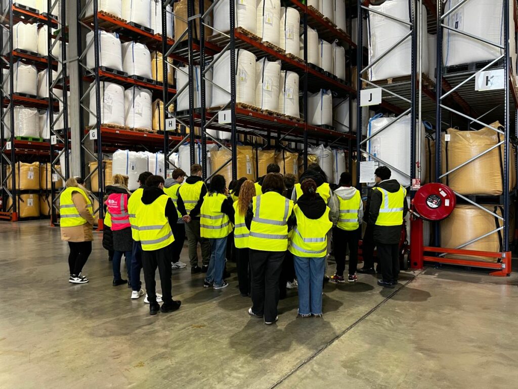 Jeunes lycéens dans l'entrepôt