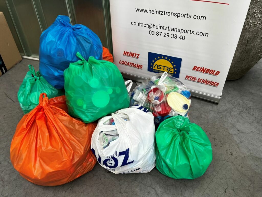 Sachets de la collecte des bouchons en plastique