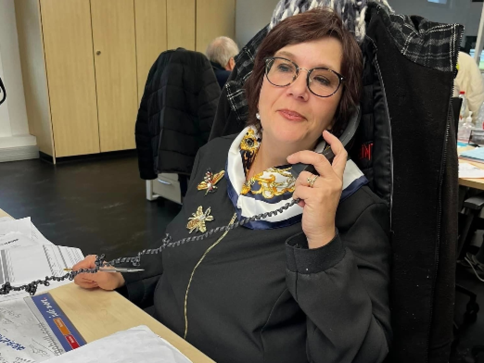 natahlie affrètement nathalie, notre responsable affrètement discutant au téléphone dans son bureau
