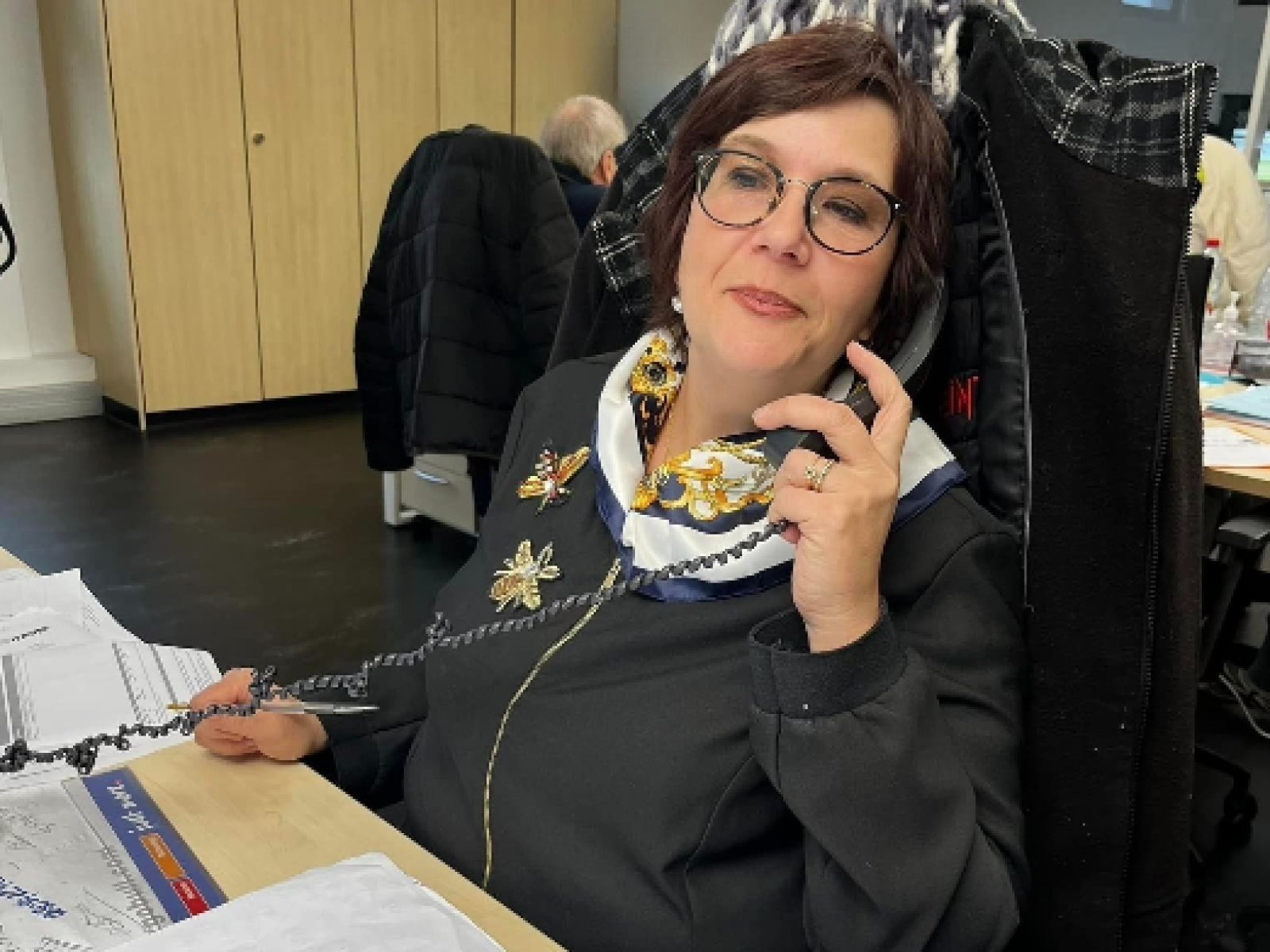 nathalie, notre responsable affrètement discutant au téléphone dans son bureau